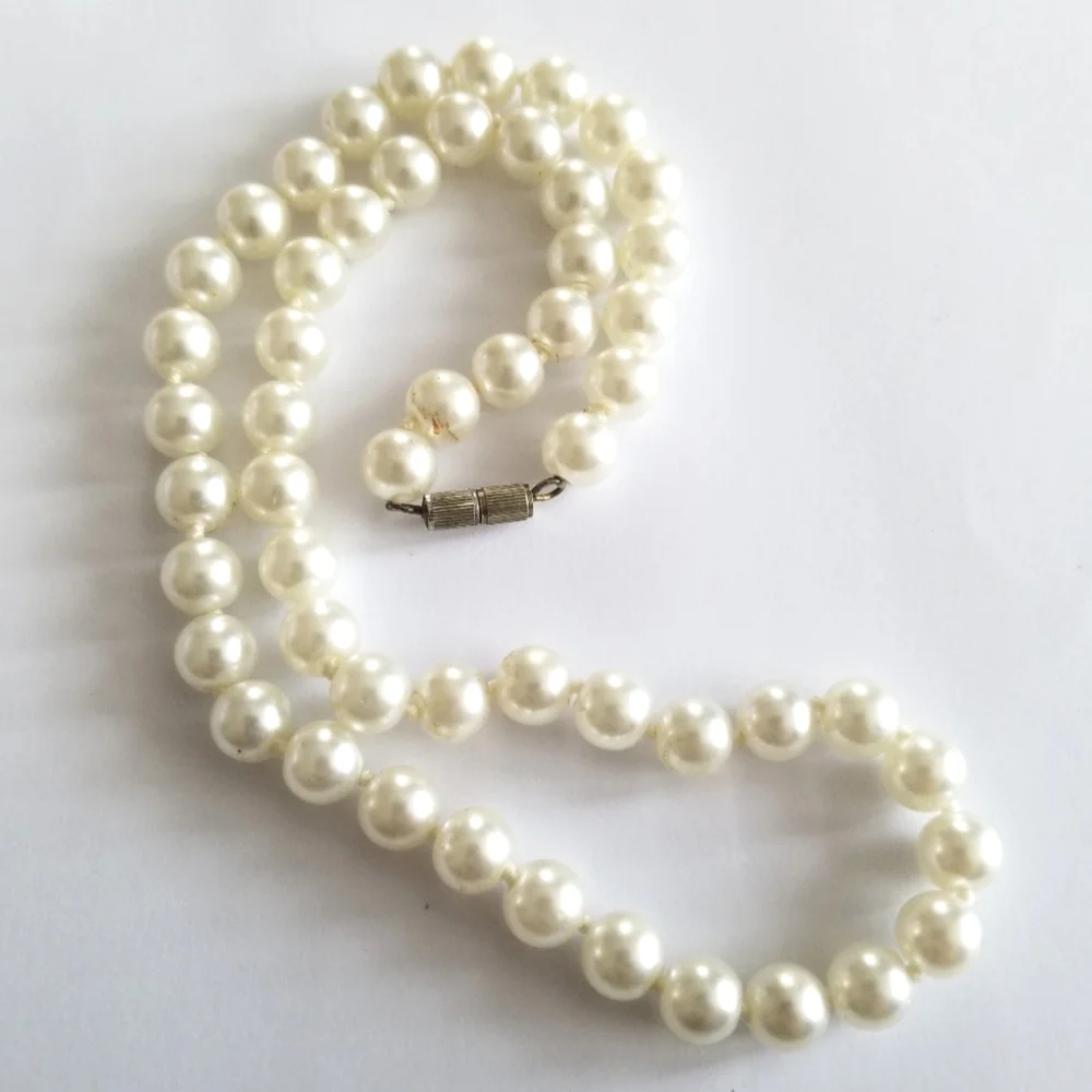 Vintage necklace White glass faux pearl strand pearlcore elegant